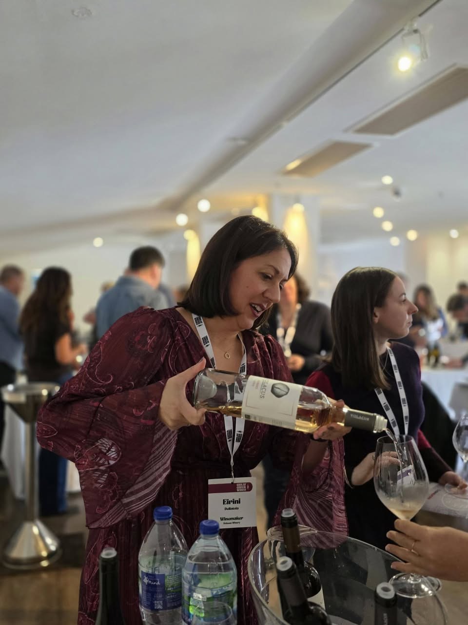 Σερβίρισμα λευκού κρασιού στο Great Greek Wines
