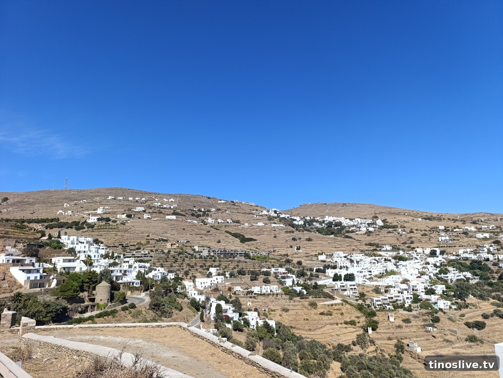 Χωριά της Τήνου που απλώθηκαν μέσα στις πεζούλες, ώσπου σχεδόν να ενωθούν