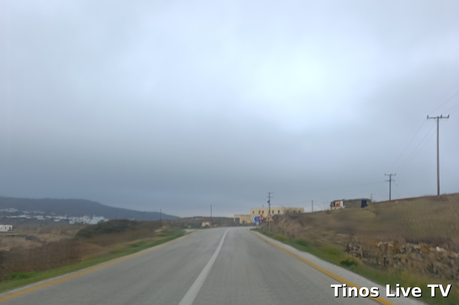 Ο δρόμος προς τη Χώρα της Τήνου με συννεφιασμένο ουρανό