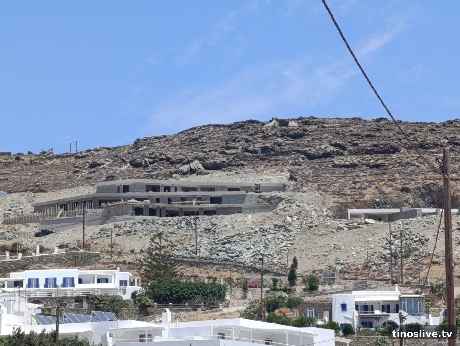 Υπόσκαφα σκαμμένα στην πλαγιά πάνω από οικισμό της Τήνου