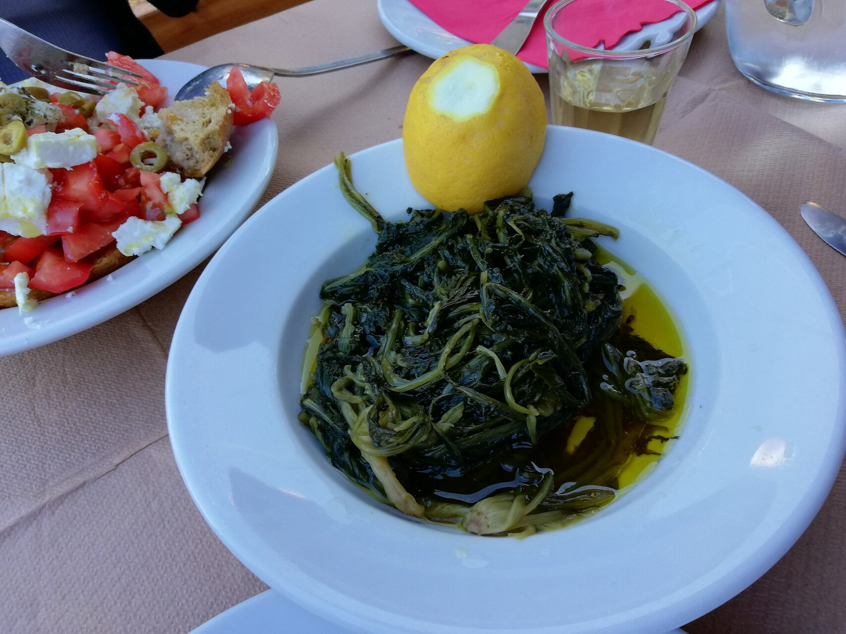 Βραστά χόρτα με λάδι και λεμόνι