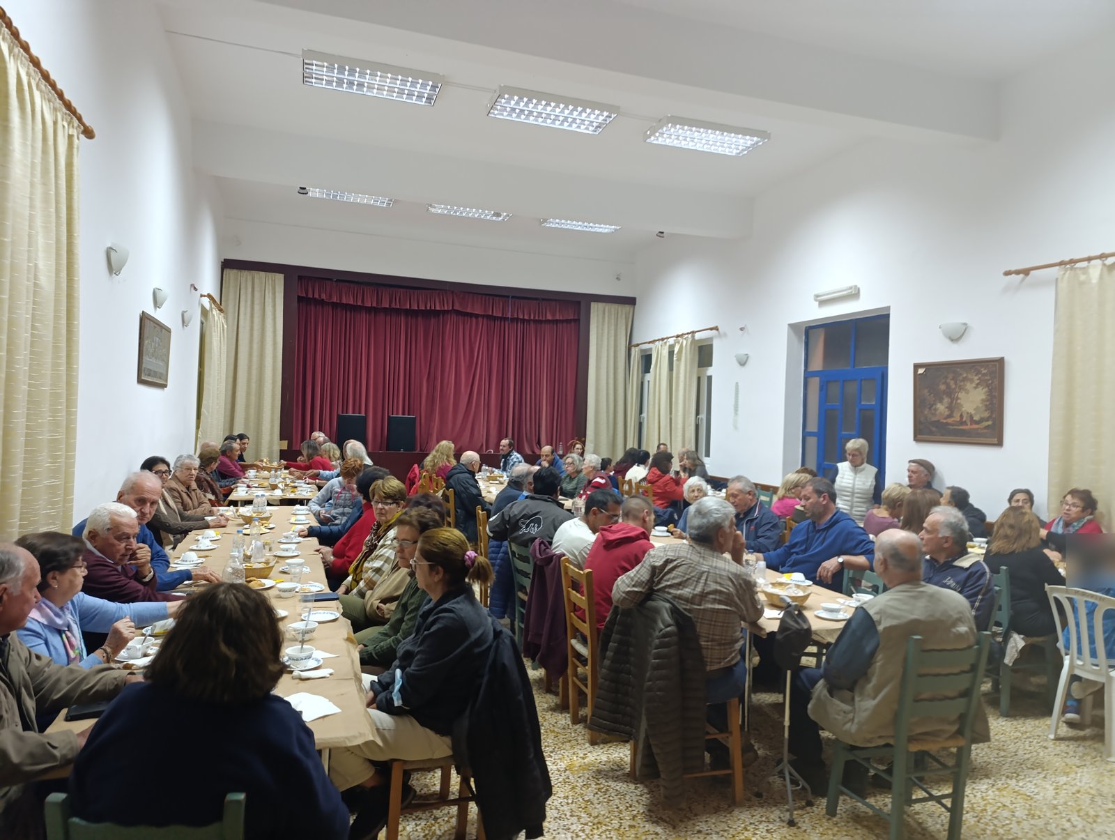 Γεμάτη η αίθουσα στην Κώμη της Τήνου για το καθιερωμένο τσάι της 28ης Οκτωβρίου