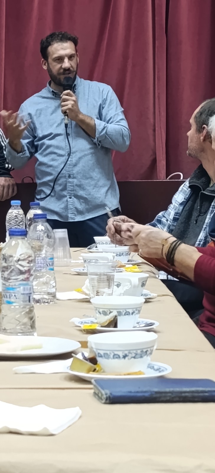 Ο πρόεδρος απευθύνει λίγα λόγια στη βραδιά του τσαγιού στην Κώμη