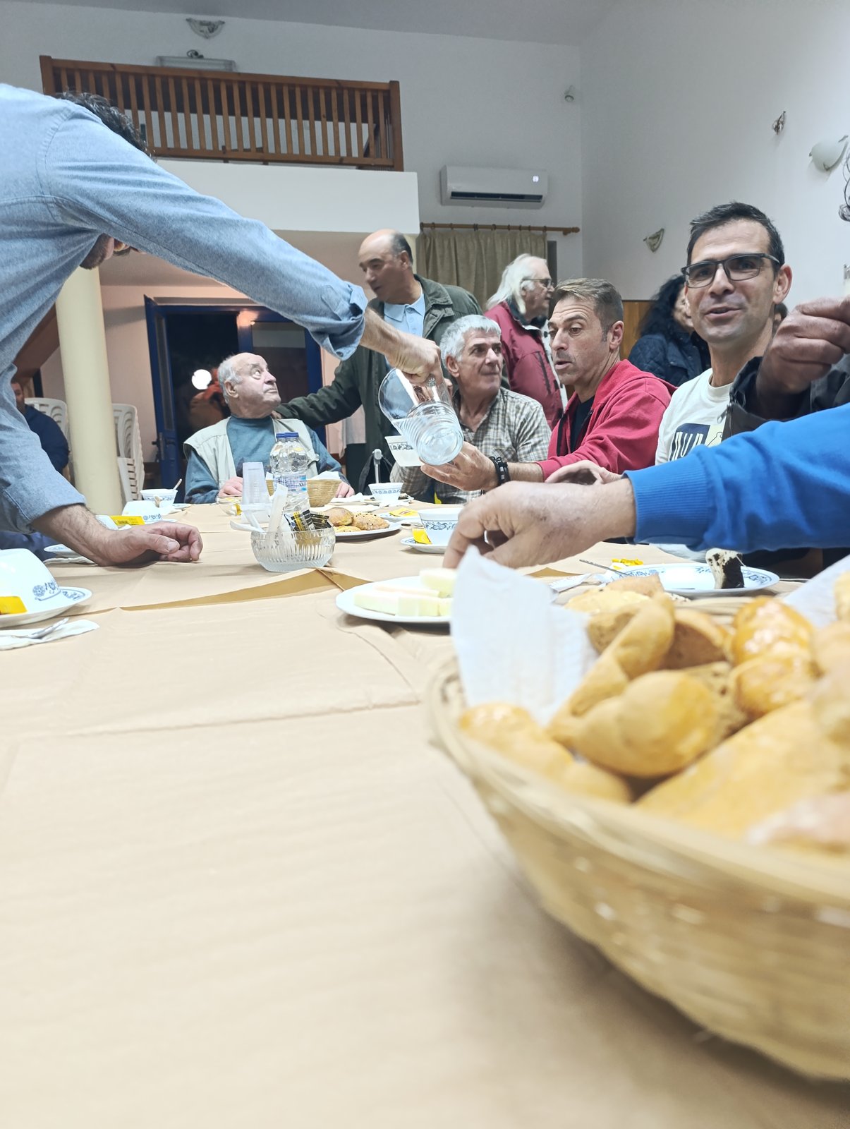 Κάτοικοι της Κώμης στο τραπέζι του τσαγιού