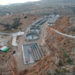 Ο βιολογικός στον ανήφορο: τα έγγραφα δείχνουν ότι ανεβάζουμε τα λύματα στα 96 μέτρα — για να καταλήξουν ξανά στη θάλασσα
