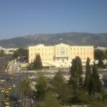 Θάλασσες που δεν χαρίζονται, παρκέ στη σκιά μιας έρευνας κι ένας κουμπαράς για τα παιδιά: η Ελλάδα της Πέμπτης