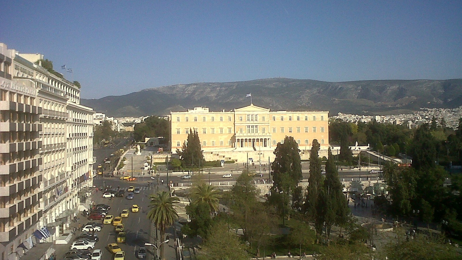 Η Βουλή των Ελλήνων στο Σύνταγμα, με τον Υμηττό στο βάθος