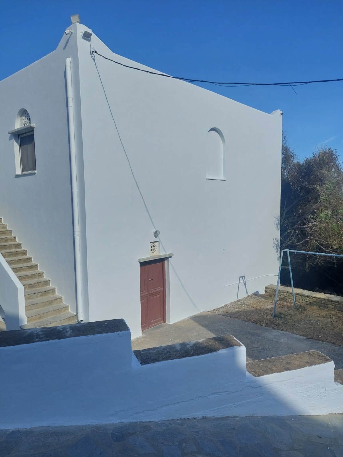 Το κτίσμα με τη σκάλα και την πόρτα στο προσκύνημα της Βουρνιώτισσας, φρεσκοβαμμένο
