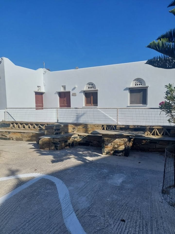 Η πρόσοψη των ξενώνων με τα παράθυρα και τα τόξα, πάνω από την αυλή