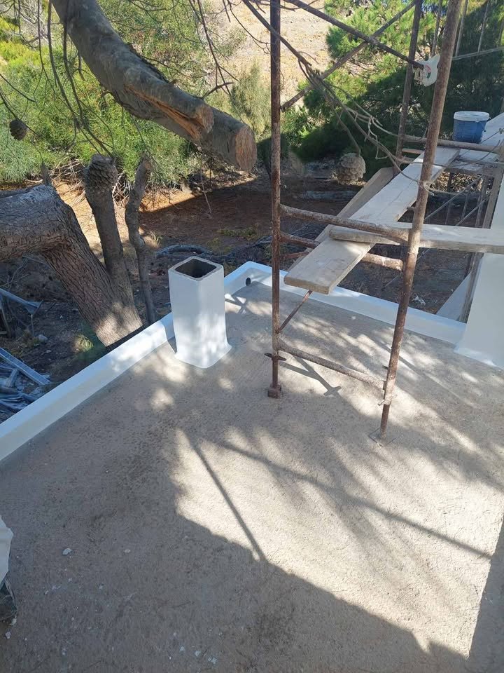 Ασβεστωμένα σκαλοπάτια και πεζούλια με σκαλωσιά στους ξενώνες