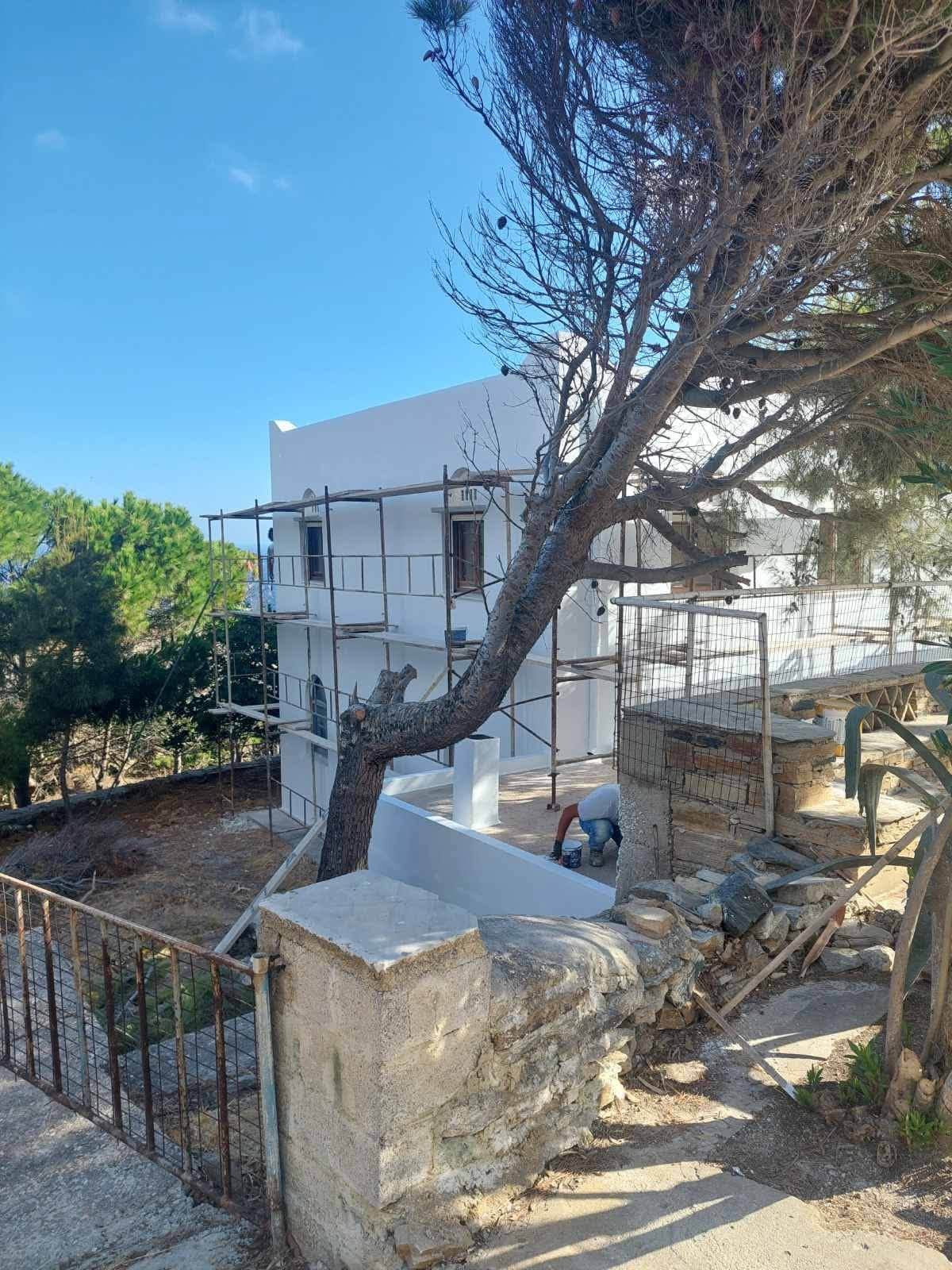 Οι ξενώνες με τη σκαλωσιά, ανάμεσα στα πεύκα