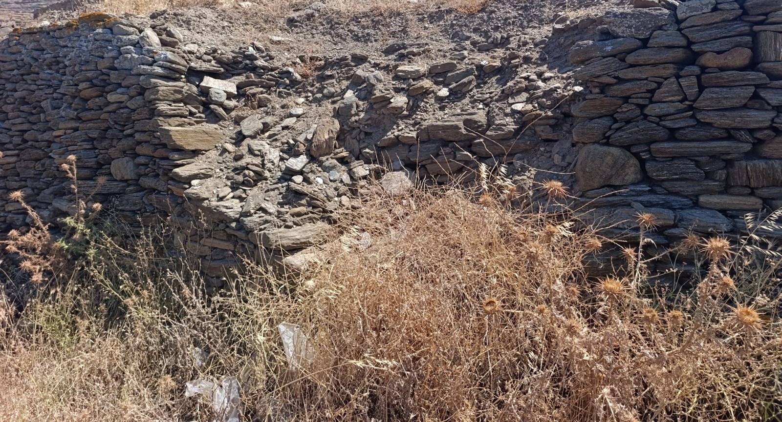 Γκρεμισμένη ξερολιθιά σε αναβαθμίδα της Τήνου