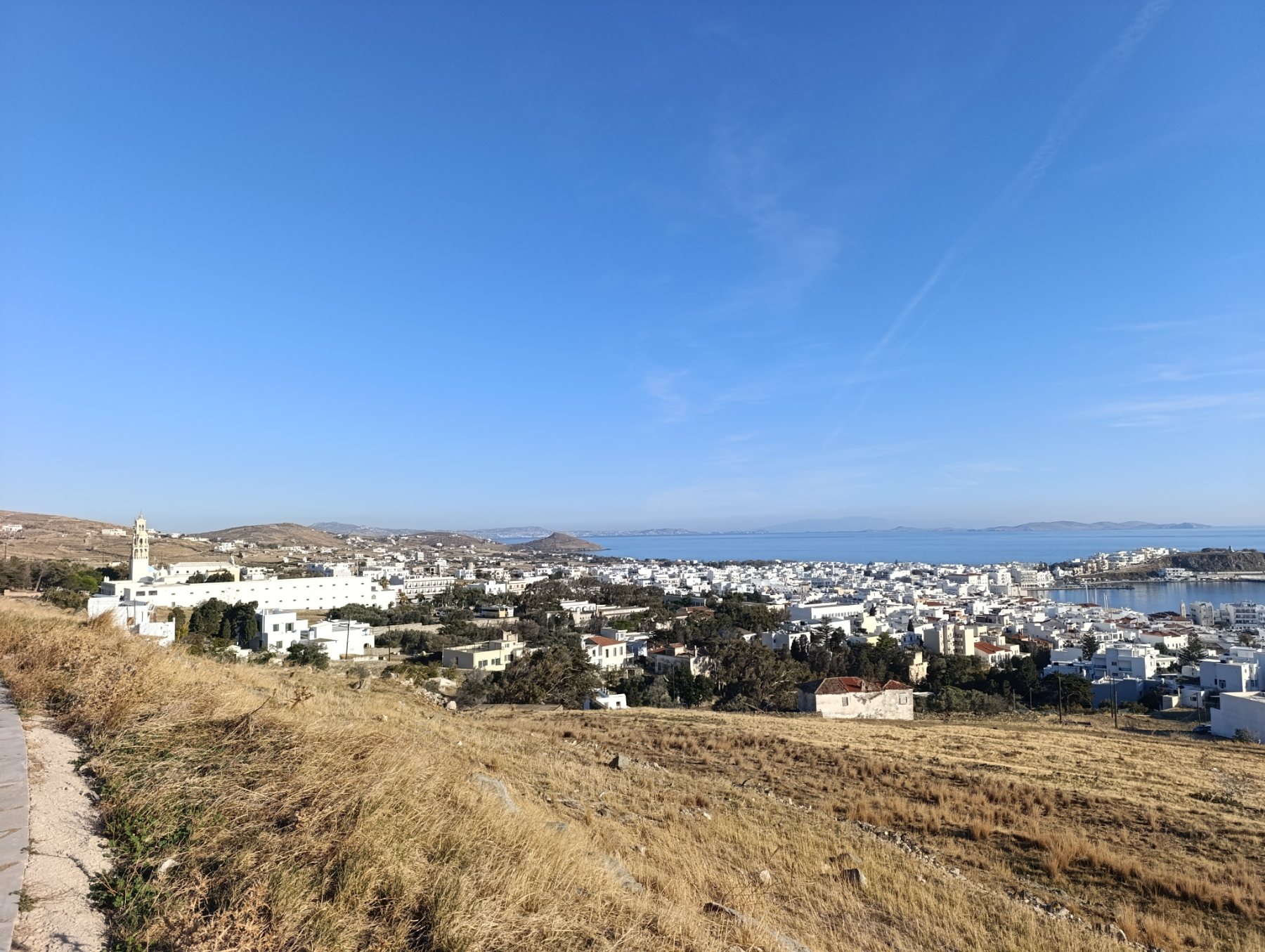 Πανοραμική θέα της Χώρας της Τήνου με το καμπαναριό της Μεγαλόχαρης και τη θάλασσα