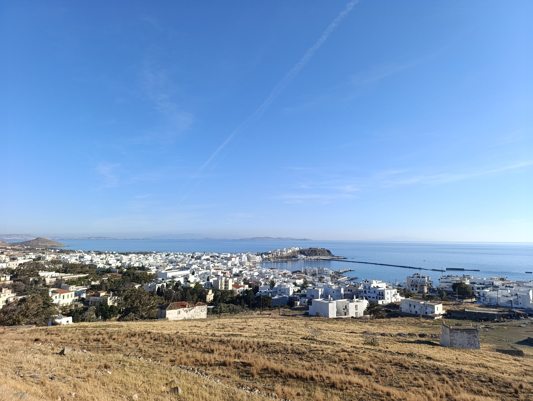Η Χώρα της Τήνου και το λιμάνι από ψηλά