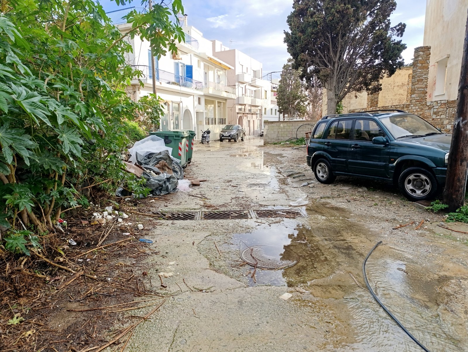 Δρόμος στη Χώρα της Τήνου με νερά μετά τη βροχή