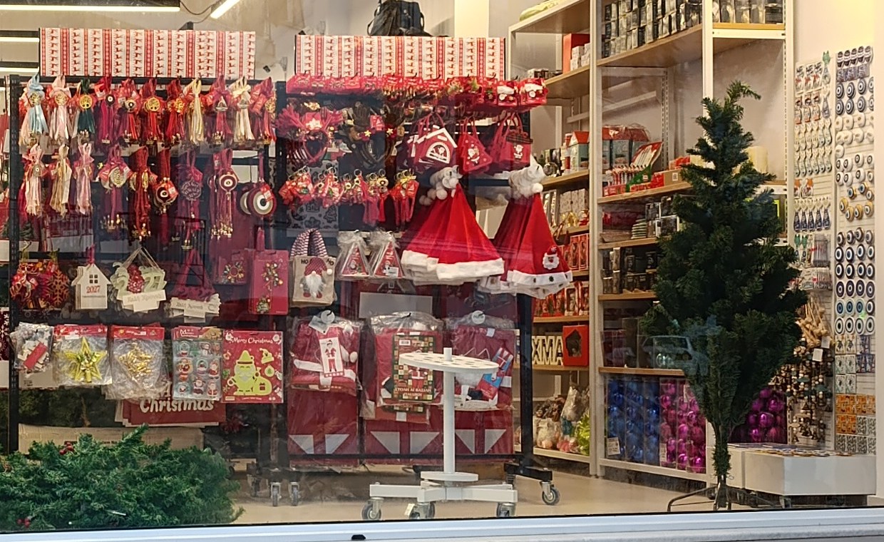 Χριστουγεννιάτικα στολίδια, σκουφιά και έλατο σε βιτρίνα στην Τήνο