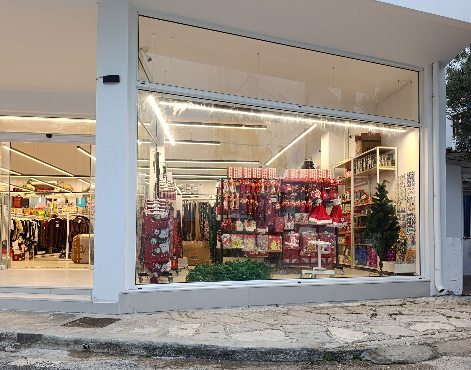 Βιτρίνα καταστήματος στην Τήνο με χριστουγεννιάτικα στολίδια στις 30 Οκτωβρίου