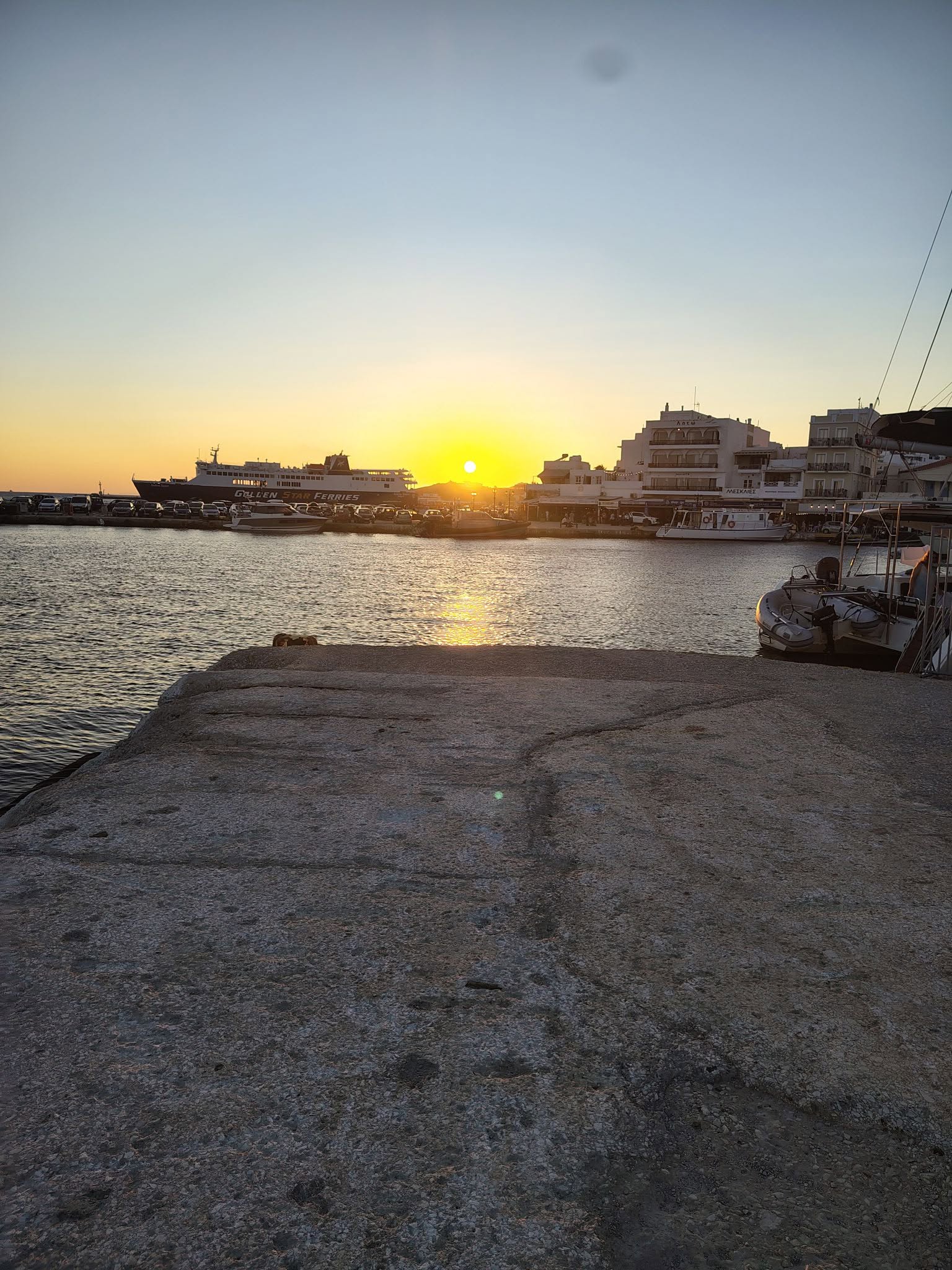 Ηλιοβασίλεμα στο λιμάνι της Τήνου